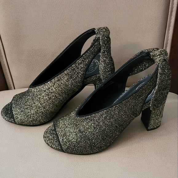 Ladies Vintage Gold Heels...Size 7 M...NEW - Picture 2 of 6